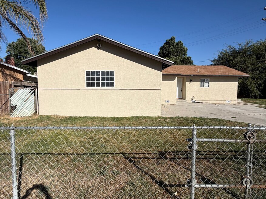 Newley Remodeled 3 BD 2 BA house with Big lot in SW Bakersfield