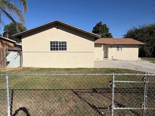 Building Photo - One of the Best Deals in SW Bakersfield on this Gorgeous Home
