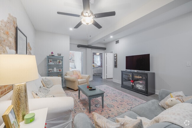 Interior Photo - 1000 King Street