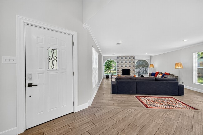 Building Photo - 818 Silvergate Dr