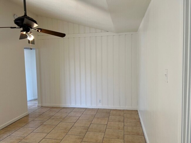 Building Photo - 2138 W Lewis Ave
