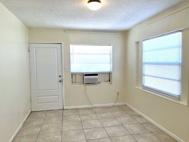 Building Photo - 1341 Winnifred St