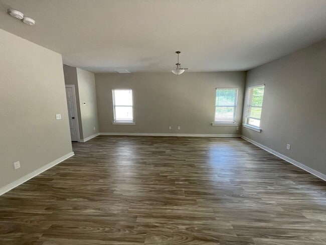 Building Photo - Home for Rent in St James Subdivision in Pinson, AL!!! Available Now!