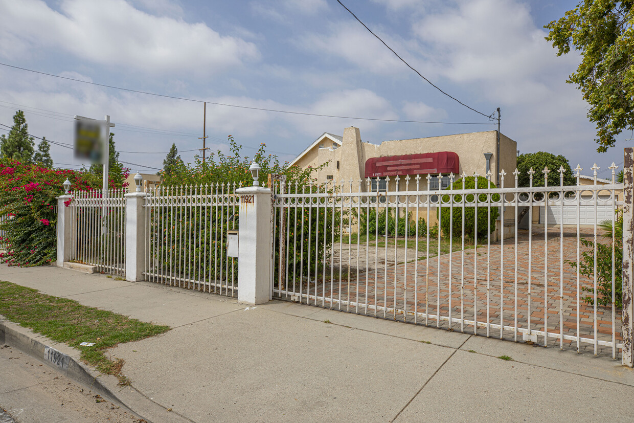 Foto principal - 11921 Saticoy St