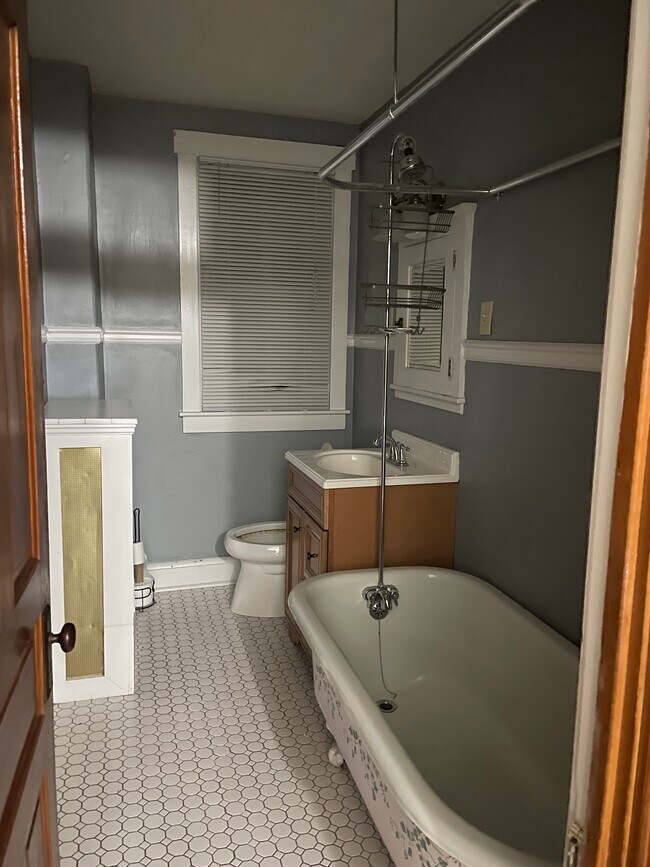 Baño del pasillo - 1530 Delaware Ave