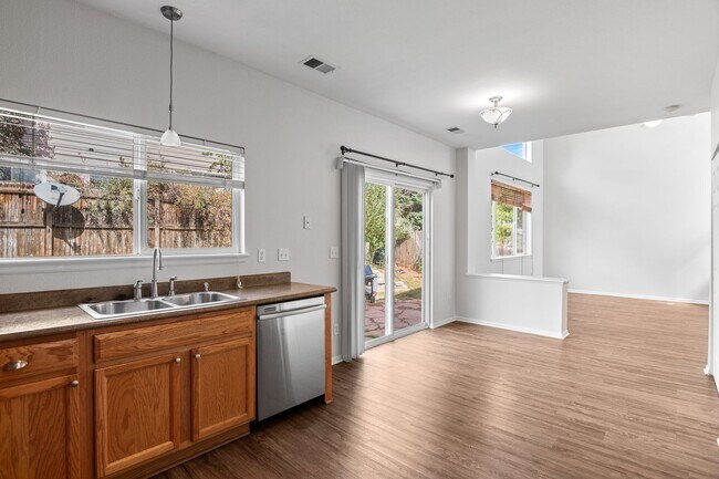 Foto del edificio - Charming Three Bedroom Home In Littleton