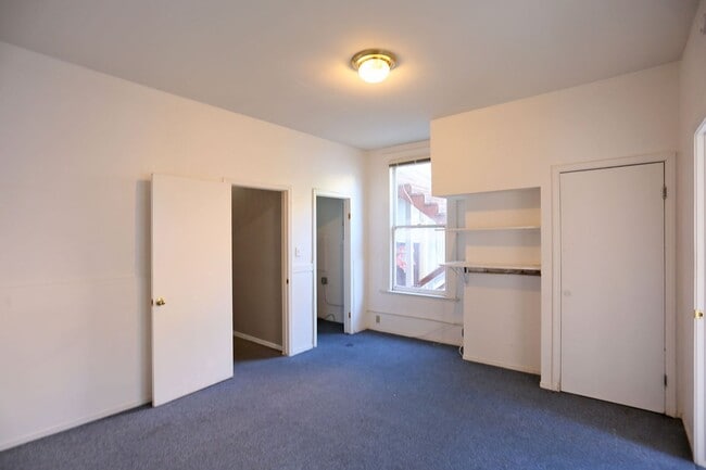 Foto del edificio - Spacious 3BR/1BA Full Floor Flat in North ...