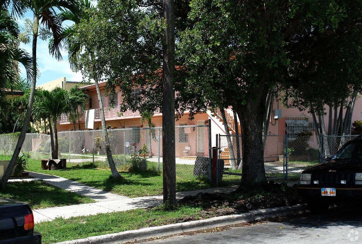 Building Photo - 978 NW 5th St