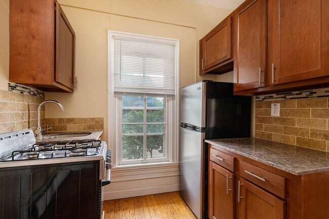 Foto del edificio - Attractive Remodeled Efficiency 2nd floor ...