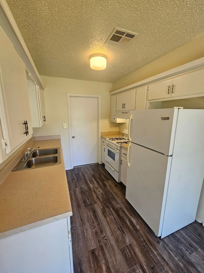Building Photo - (3) Bed/(1.5) Bath Avail NOW!
