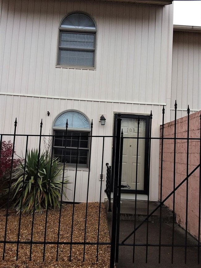 Building Photo - 2 Bedroom / 1.5 Bath Condo Kingsport TN