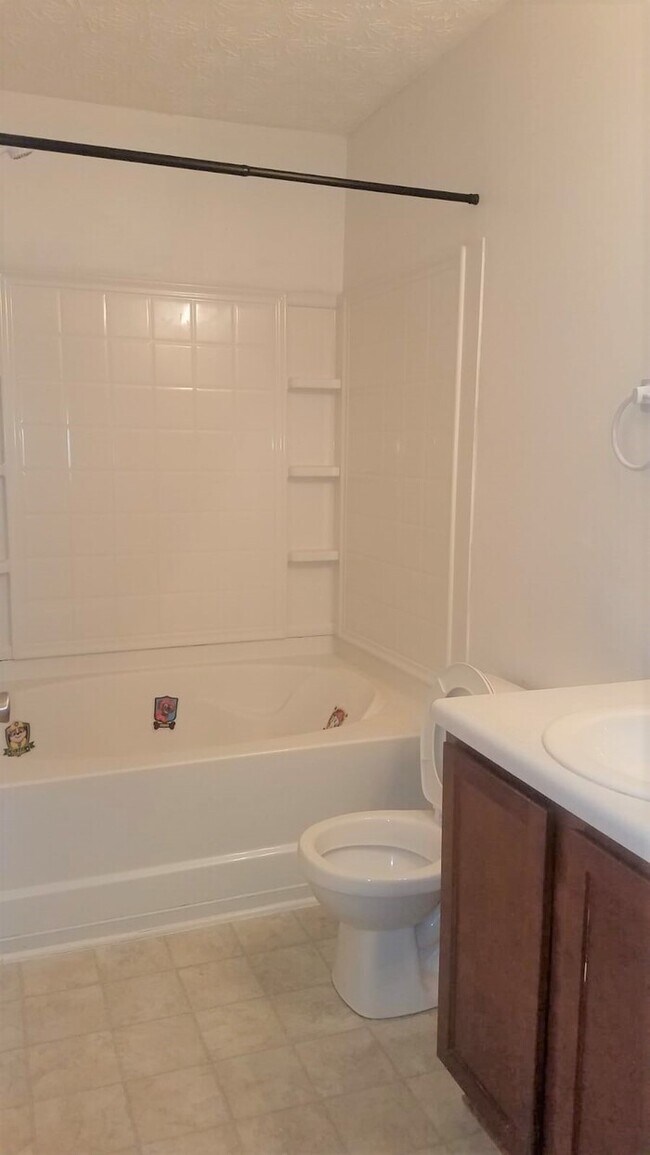 Building Photo - Spacious townhome!