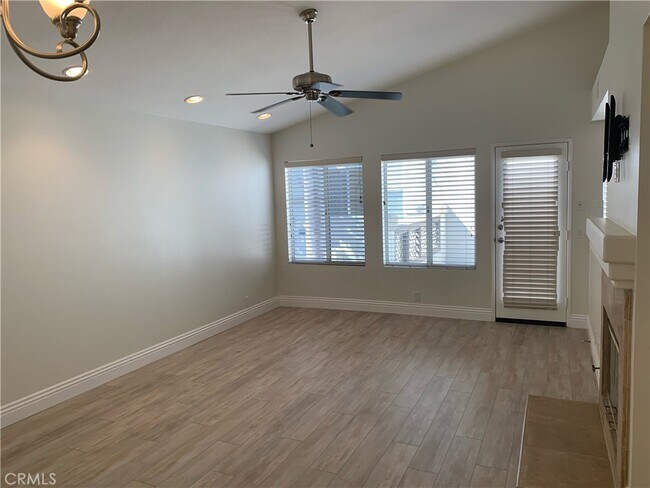 Foto del edificio - 26419 Portola-