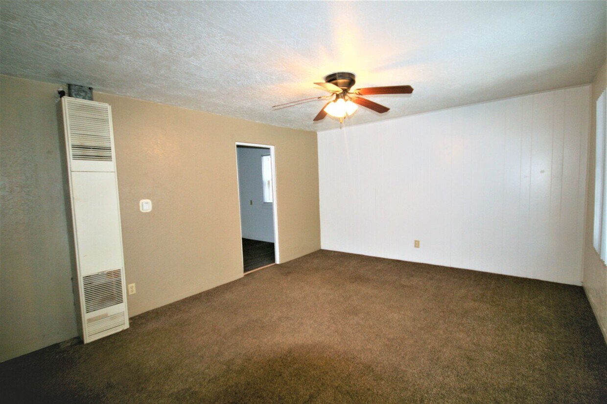 Primary Photo - Cozy 2 bed/1 bath home