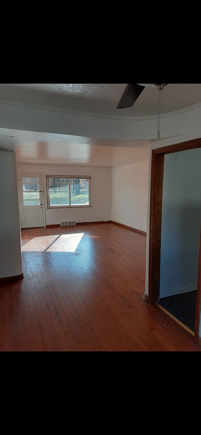 Building Photo - 2216 Kenwood Blvd