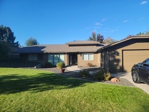 Building Photo - 4821 E Sumac Dr