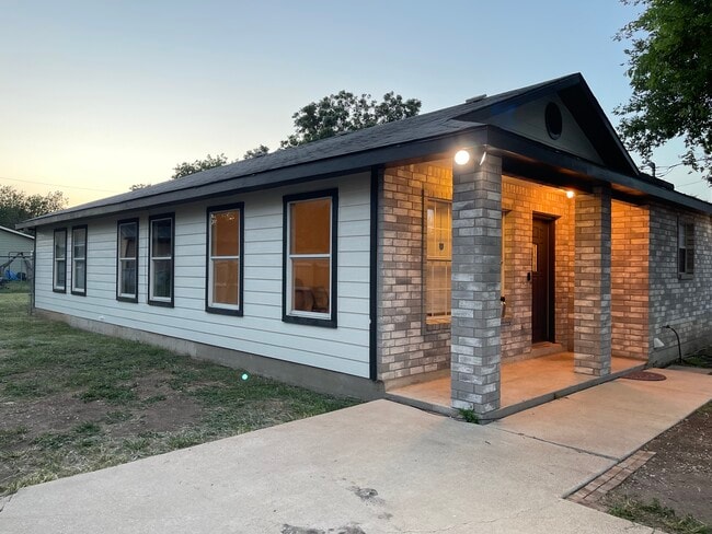 Building Photo - 2427 Wescott Ave