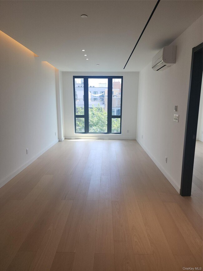 Foto del edificio - 108-25-108-72 72nd Ave