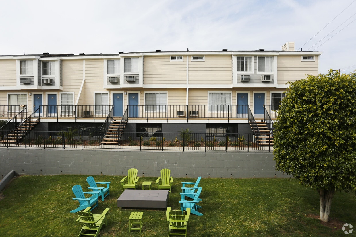 Lake Balboa Townhomes Apartments Van Nuys, CA