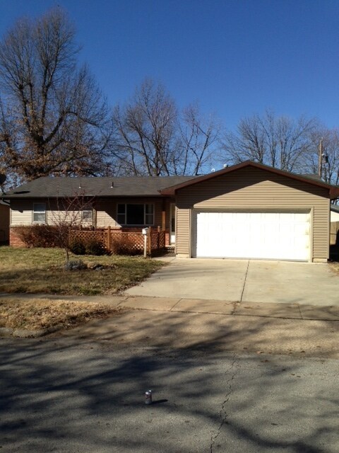 Building Photo - 2451 S Meadowbrook Ave