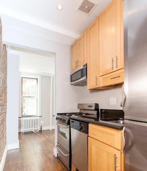 Building Photo - 234 Mott St