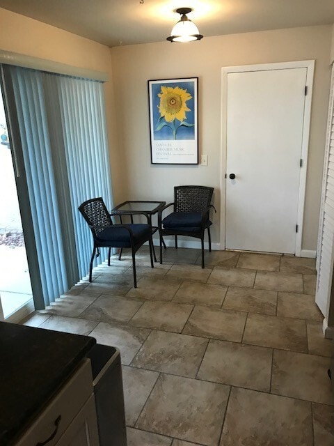 Building Photo - 2 Bedroom Townhome with pool and fitness center