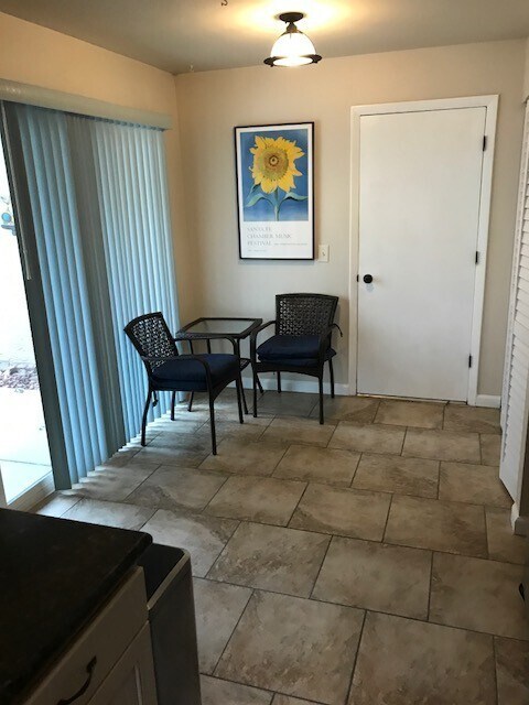 Foto del edificio - 2 Bedroom Townhome with pool and fitness center