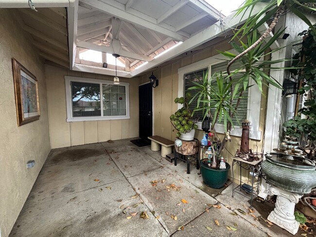 Foto del edificio - Beautiful Single-Story Townhome on Corner Lot with Private Courtyard & 2-Car Garage