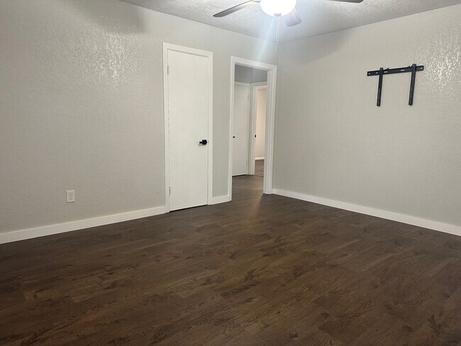 Building Photo - 208 Walnut St