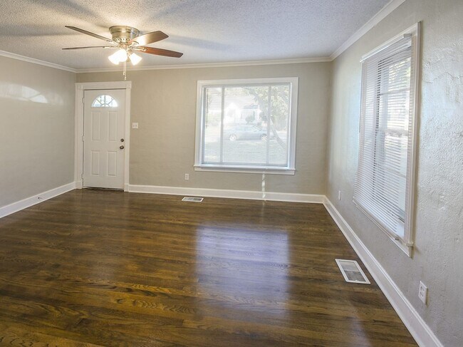 Building Photo - UPDATED 3 bed, 1 bath near U of M.