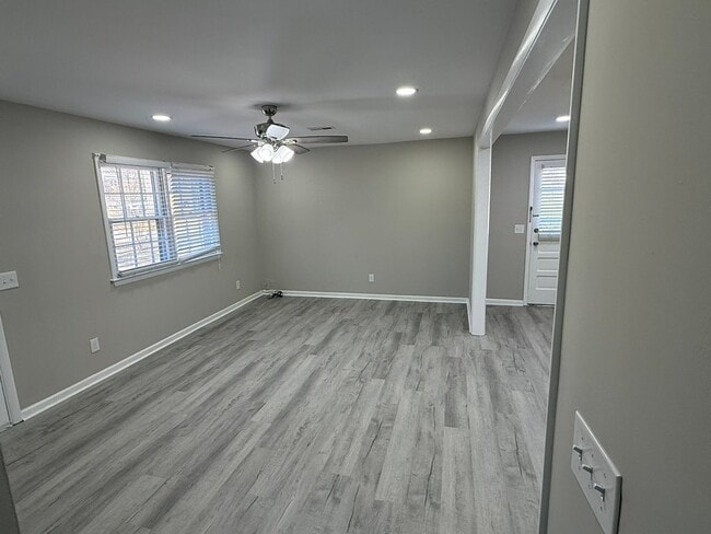 Building Photo - 315 Creekway Ct