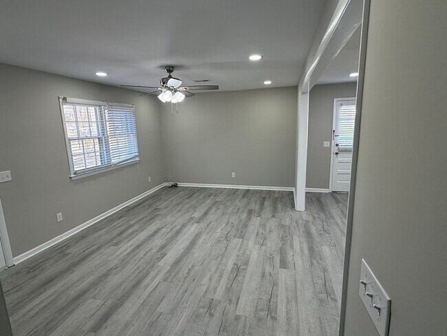 Foto del edificio - 315 Creekway Ct