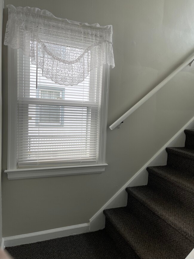 Building Photo - 33 Montfort Dr