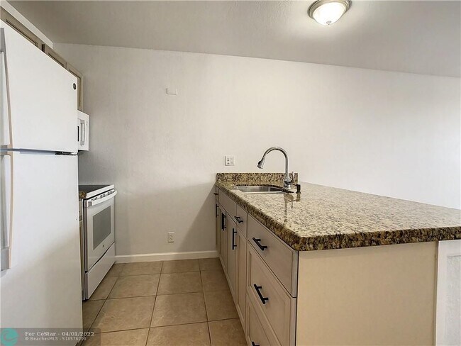 Building Photo - 2501 Riverside Dr
