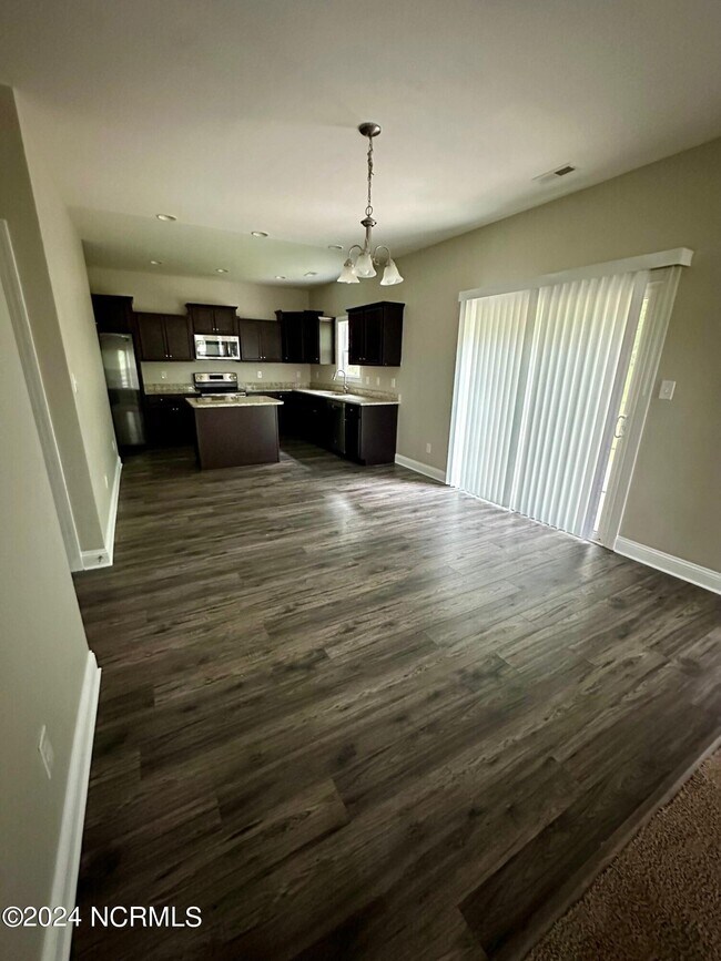 Building Photo - 3000 Fox Glove Dr
