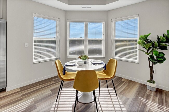 Building Photo - Novo