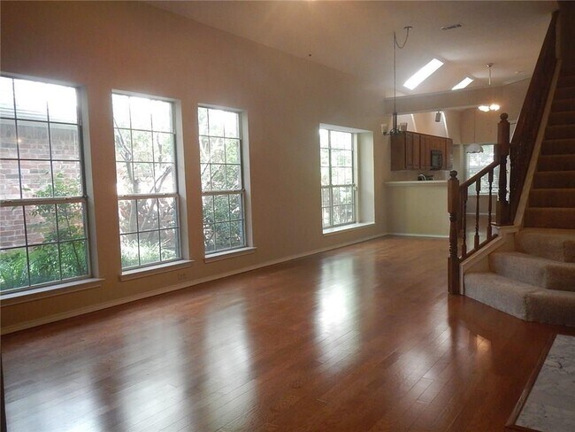 Building Photo - 518 Raintree Cir