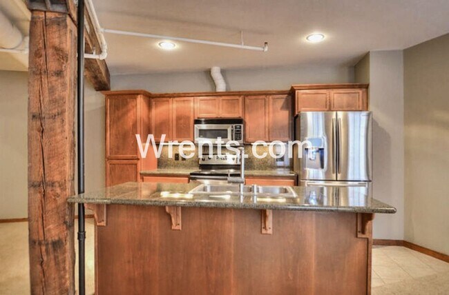 Building Photo - Beautiful Condo in the Heart of Downtown S...