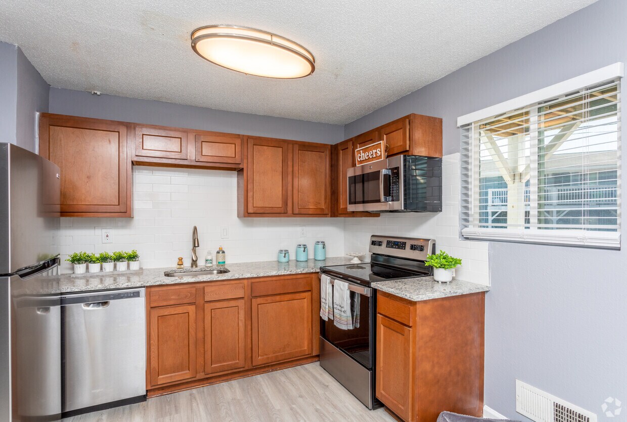 Gateway South (Formerly Yorkminster Square) 2001 Sylvan Rd Atlanta