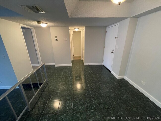 Building Photo - 3740 Inverrary Dr