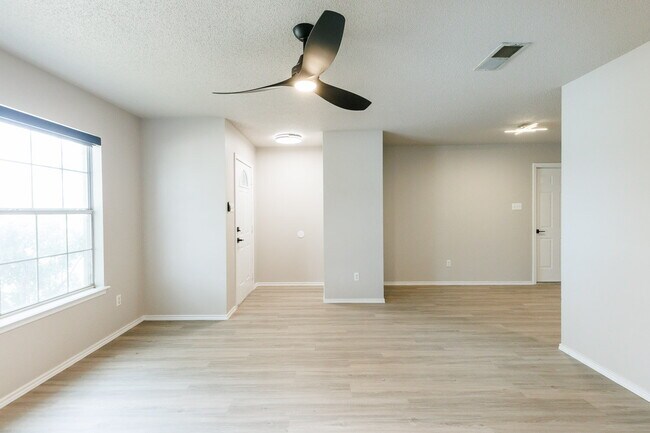 Foto del edificio - Cooper Schools! New, Fresh Updates/ Modern...