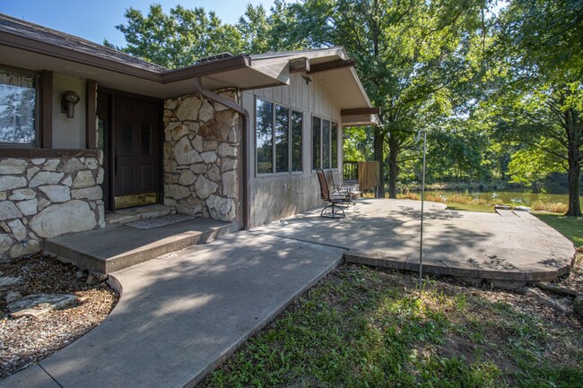 Foto del edificio - Storybook Ranch Home with Lake View