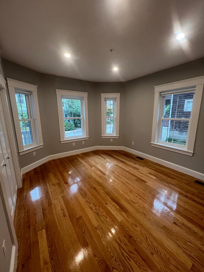 Building Photo - Brightly Renovated 4-Bed / 2-Bath • 1,800 sq