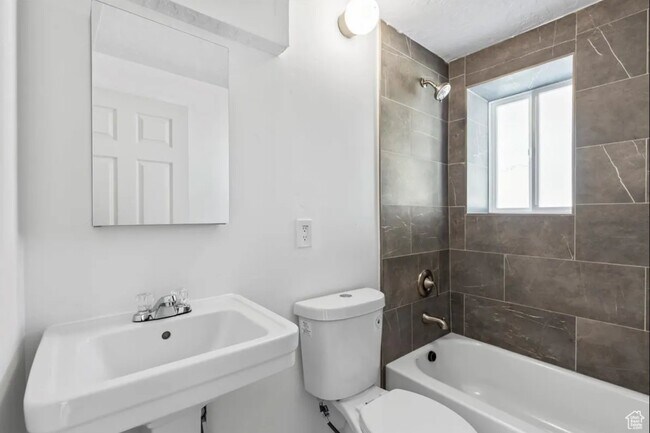Building Photo - 5649 Bree St