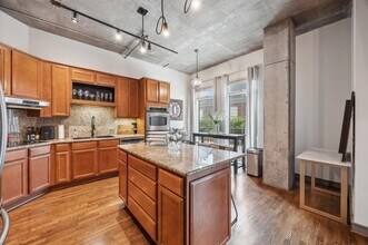 Building Photo - 1616 Fountain View Dr