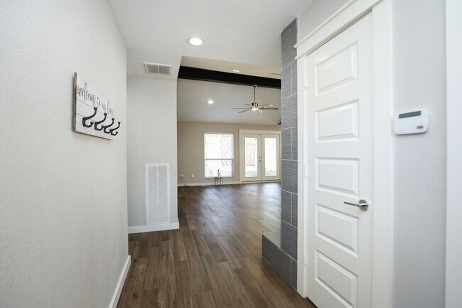 Foto del edificio - 2214 Holly Knoll St