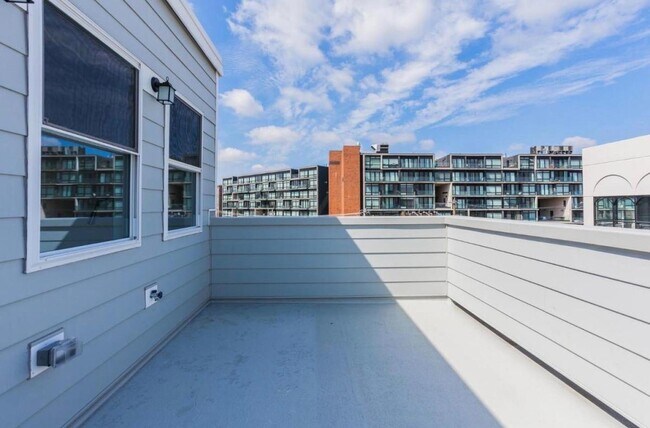 Roof Top Deck - 146 W Wildey St