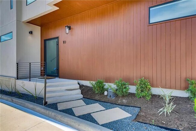 Building Photo - 2800 Del Curto Rd