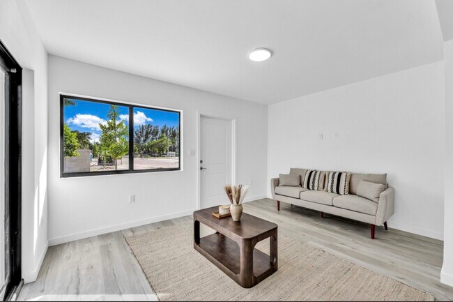 Foto del edificio - Northeast 160th Street, Miami, FL 33162 - 2 BR 2.5 BA townhouse