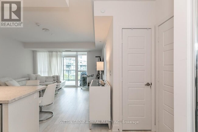 Photo du bâtiment - 375 Sea Ray Ave